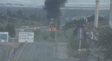 Tuzla TEM'de tur otobüsü alev alev yandı