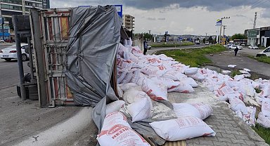 Un yüklü TIR'ın devrildiği kazada 4 kişi yaralandı