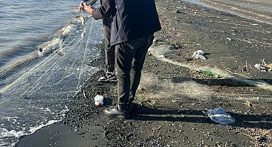 Van Gölü'ne atılan 200 metre uzatma ağında yakalanan 100 kilo canlı balık, tekrar suya bırakıldı