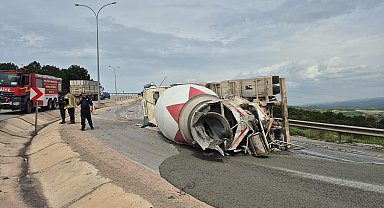 Virajda devrilen beton mikserinin sürücüsü yaralandı