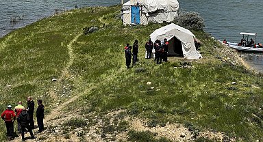 Viyadükten baraja düşüp, kaybolan 2 çocuk babası aranıyor