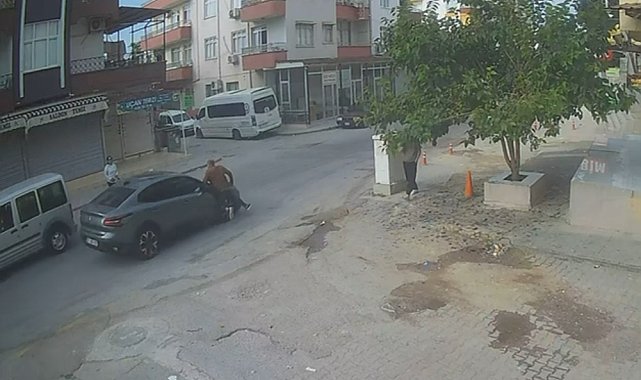 Yakınına el sallarken yola çıktığı sırada otomobil çarptı