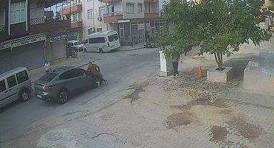 Yakınına el sallarken yola çıktığı sırada otomobil çarptı