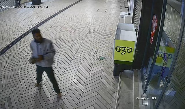 Yalın ayak dükkanın camını taşla kırdı; o anlar kamerada