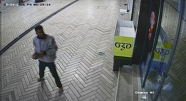 Yalın ayak dükkanın camını taşla kırdı; o anlar kamerada