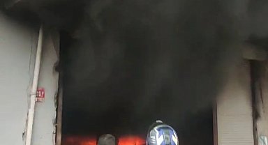 Yangına hortumla müdahale etmeye çalıştı; o anlar kamerada