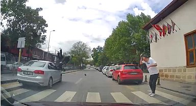 Yaya geçidinde 2 kişiye otomobilin çarptığı kaza kamerada
