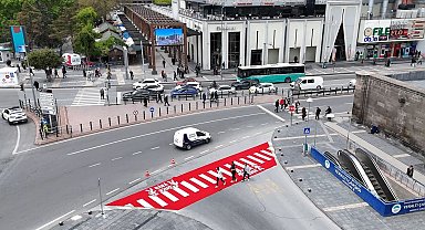 Yaya ölümlerine dikkat çekmek için halıdan 'yaya yolu' yaptı
