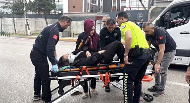 Yolun karşısına geçerken otomobilin çarptığı yaya yaralandı