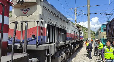 Yük treni, okul servis minibüsüne çarptı; sürücü yaralandı