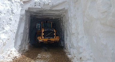 Yüksekova'da askeri üs bölgesi yolunda karla mücadele çalışması sürüyor