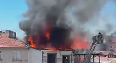 Zeytinburnu'nda metruk binanın çatısı alev alev yandı