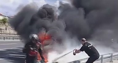 Zeytinburnu'nda seyir halindeki motosiklet alev alev yandı