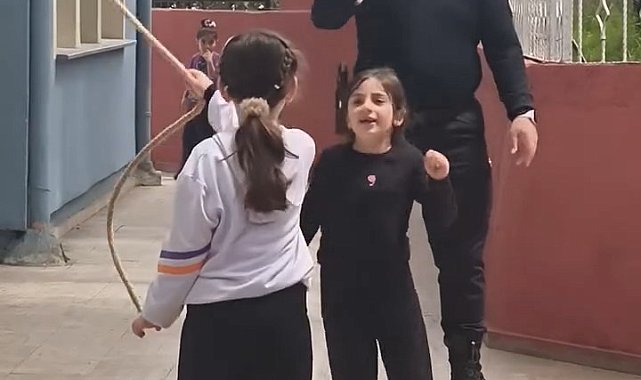 Zonguldak'ta okulda görevli polis, çocuklarla ip atladı