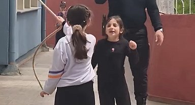 Zonguldak'ta okulda görevli polis, çocuklarla ip atladı