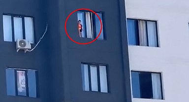 12'nci kattaki pencereye çıkan çocuk kamerada
