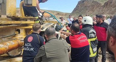 15 metre yükseklikten yuvarlanan kepçede sıkışan operatör, ağır yaralandı
