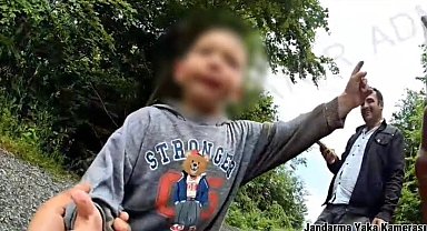 3 yaşındaki kayıp Göktürk ormanda bulundu; jandarmayla sohbet anları kamerada