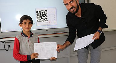 3 yıl okulun tek öğrencisiydi; nakil sonrası 32 arkadaşıyla karne heyecanı yaşadı