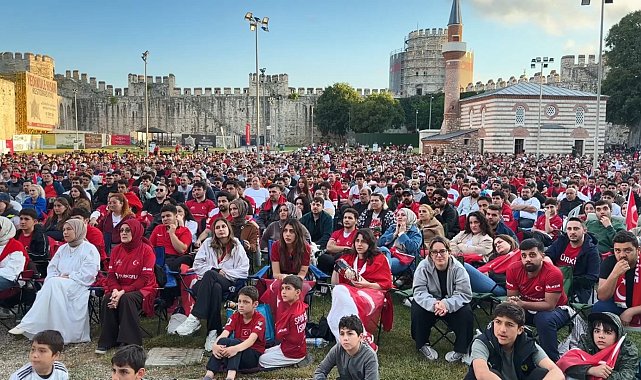 A Milli Futbol Takımı'nın Paraguay maçı Yedikule Hisarı'nda izlendi Fotoğraf eklendi