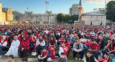 A Milli Futbol Takımı'nın Paraguay maçı Yedikule Hisarı'nda izlendi Fotoğraf eklendi