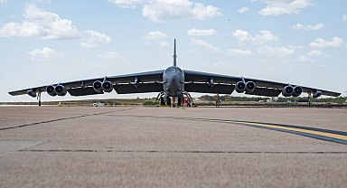 ABD'de 'B-52 Stratofortress' uçağı düştü