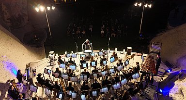 ABD'li müzik topluluğu, Kapadokya'da konser verdi; geliri hastalara harcanacak