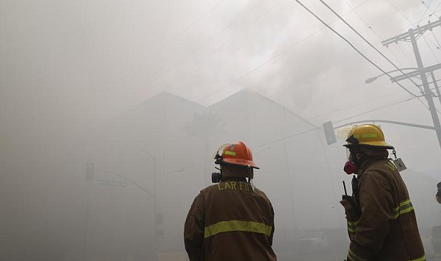 ABD'nin Los Angeles kentinde çıkan depo yangını nedeniyle acil durum ilan edildi