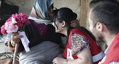Adada yaşayan 93 yaşındaki kadına kayıkla yardım malzemesi ulaştırıldı