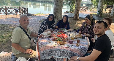 Adana'da 35 derece sıcaklıkta nehir kenarında piknik yaptılar