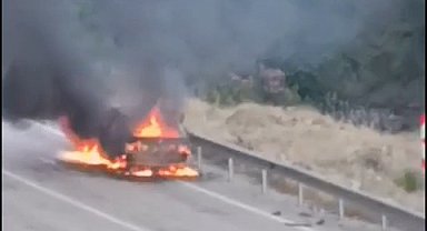 Adana'da seyir halindeki otomobil alev alev yandı