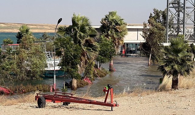 Adıyaman'da iş yerleri ve yürüyüş yolları su altında kaldı