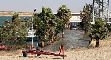 Adıyaman'da iş yerleri ve yürüyüş yolları su altında kaldı