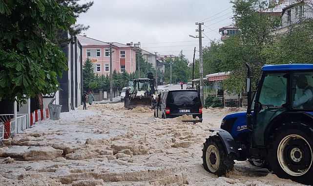 Afyon'da dolu yağışı; yollar kapandı, bahçeler zarar gördü