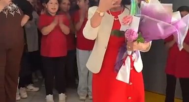 Alkışlarla uğurlanan 41 yıllık öğretmen gözyaşlarını tutamadı