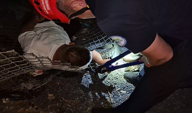 Alkollü çıktığı tel örgü devrilince bileği sıkıştı