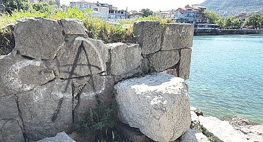 Amasra'da tarihi 'Direkli Kaya'ya boyayla zarar verdiler