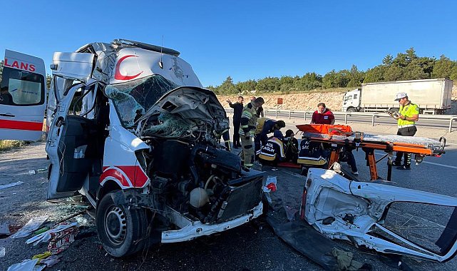 Ambulans, TIR'a arkadan çarptı; hasta öldü, 3 personel yaralı