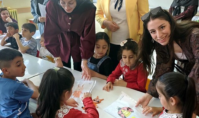 Anaokulu öğrencilerinin çizdikleri kukla resimlerini gerçeğe dönüştürdüler