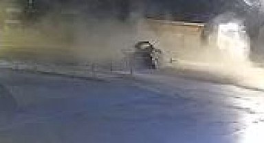 Ankara'da otomobil kamyona çarptı; kaza kamerada: 3 ölü, 1 yaralı
