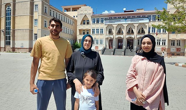 Anne, 2 çocuğuyla aynı okulda sınav heyecanını yaşadı