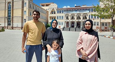 Anne, 2 çocuğuyla aynı okulda sınav heyecanını yaşadı
