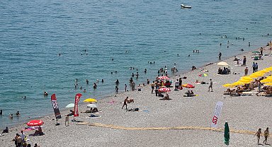 Antalya'da hava sıcaklığı 38 derece oldu, sahillerde yoğunluk yaşandı