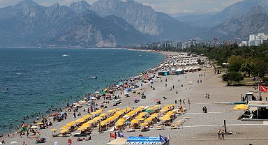 Antalya'da sıcak hava bunalttı, sahiller doldu taştı