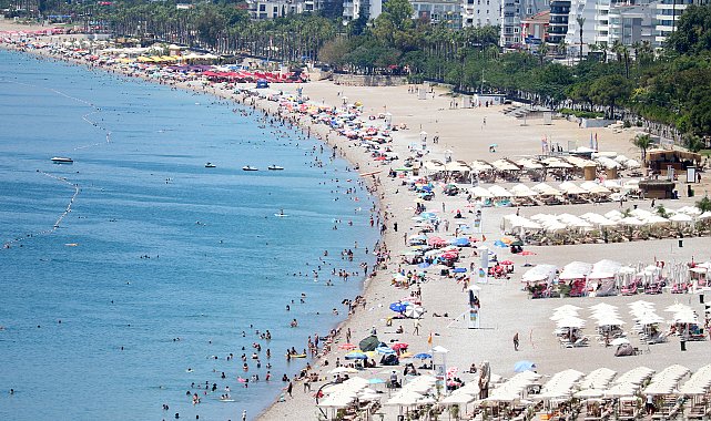 Antalya'da sıcaktan bunalanlar sahillere akın etti