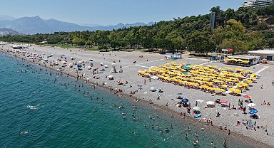 Antalya'nın bunaltıcı havasına mavi sularda serinlik aradılar