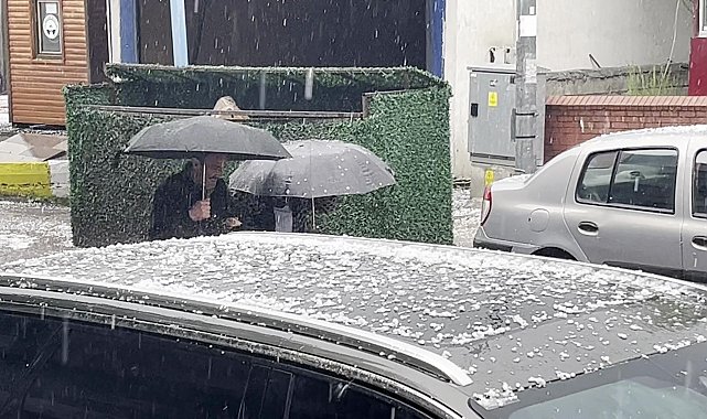 Ardahan'da dolu yağışı kenti beyaza bürüdü