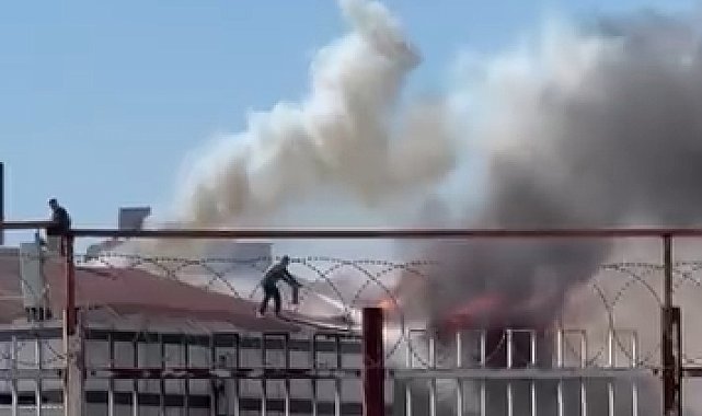 Ataşehir'de 3 katlı binanın çatısında çıkan yangın söndürüldü
