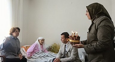 Atatürk'ün elini öptüğünü belirten 101 yaşındaki Hacer Akdoğan'a sürpriz doğum günü