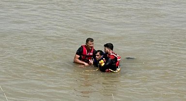 Atladığı çayda akıntıya kapılarak boğulma tehlikesi geçirdi